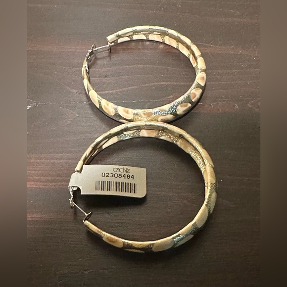 BNWT Cache hoop earrings. - Picture 5 of 5